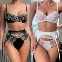 Sexiga underkläder med tre delar och blommigt broderi.
