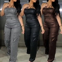 Sexig jumpsuit i konstläder med vidben och axelbandslösa sidofickor
