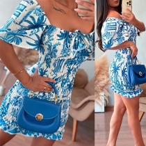 Bohemiskt stilblommigt tryckt kortärmad off-shoulder miniklänning med smockning