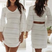 Sexig och elegant miniklänning med urringning i V-form och vackra utskärningar.