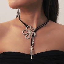 Bohemiskt blommigt halsband med tofs i avslappnad stil.