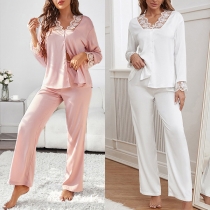 Bekvämt sammansatt set av tvådelad pyjamas med enfärgad spetsskarvad skjorta och pyjamasbyxor