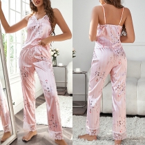Bekvämt blommigt tryckt pyjamasset i två delar: Cami-tröja med blommigt tryck och spetsdetaljerade pyjamasbyxor