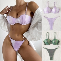 Sexig bikiniset i kontrastfärg med ormtryck och push-up effekt