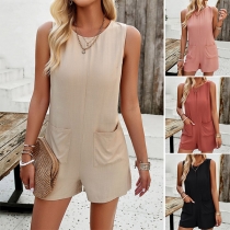 Casual ärmfritt romper med enfärgad design och rund hals med fickdetaljer