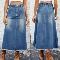 Gammaltvättade jeanskjol med patchfickor, elastisk midja och fransad nederkant