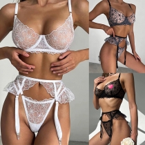 Sexigt halvgenomskinligt set med volangspets i tre delar underkläder