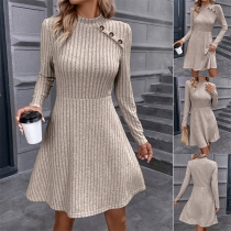 Elegant Ribbad Klänning med Långärmad Mock Neck och Knäppning