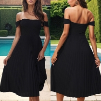 Sexig off-shoulder kortärmad enfärgad plisserad klänning.