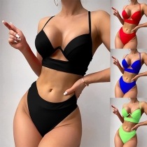Sexigt enfärgat tvådelat bikiniset med utskärning