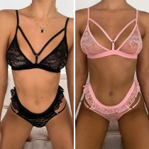 Sexigt tvådelat underklädesset med volanger och sexig urringning.