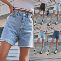 Casual höghus, nederkant sliten, gammalt tvättade jeansshorts