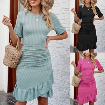 Elegant rundhalsad kortärmad volang oregelbunden bodycon-klänning