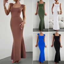 Elegant maxi-klänning med enfärgad, fyrkantig hals och ärmlös design med fiskstjärtskant