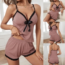 Sexigt tvådelat set med spetsskarv och loungewear, bestående av V-ringad cami-tröja och shorts