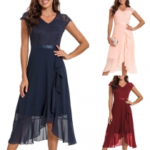 Elegant chiffongklänning med spetskant och ärmlös design