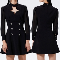 Elegant främre Star Cut Out dubbelknäppt miniklänning.