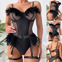 Sexig spetsbodysuit med mesh-nätdetaljer och fjäderdekoration, splittad och med öppen rygg.