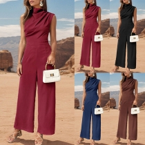 Elegant ärmlos mock-hals jumpsuit med draperad skärning