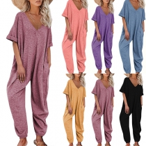 Casual jumpsuit med enfärgad V-ringning, korta ärmar och sidofickor