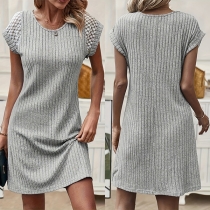 Mode miniklänning med rund hals och ihåliga kortärmningar i ribbad design
