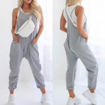 Casual lösa grå jumpsuit med rund hals och patchfickor