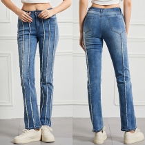 Gatumode Höghus vertikala slitsade skarvade rakt skurna jeansjeans