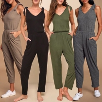 Casual jumpsuit med enfärgade nyanser, självknytande axelband och ärmlös design, elastisk midja samt sidofickor.