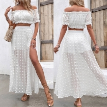 Fashion Swiss-dot tvådelat set med off-shoulder topp och slit kjol.