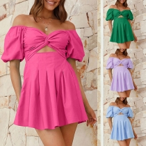 Mode enfärgad off-shoulder kortärmad miniklänning med utskärning framtill