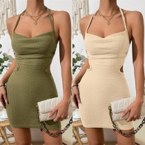 Modedraperad klänning med halterneck, cutouts i sidan och är öppen i ryggen