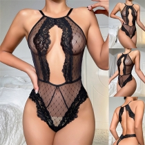 Sexigt spetsklätt halterneck-body med djup ringning och ärmlös design