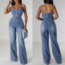 Sexig framknäppt jumpsuit i rak skuren gammaltvättad denim med söt halsringning