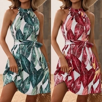 Modetryckt Halter Neck ärmlös miniklänning med självknytande detalj