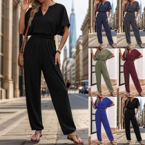 Mode jumpsuit med enfärgad design, V-ringad och kortärmad, elastisk midja