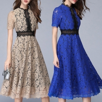 Elegant Spetsklänning med Midi Längd och Rund Hals, Jacquard Mönster och Kortärmad