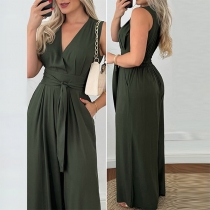 V-ringad ärmfri jumpsuit med självknytande midja och utsvängda ben