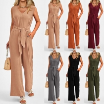 Enfärgad V-ringad ärmfri jumpsuit med självknut i midjan och sidofickor