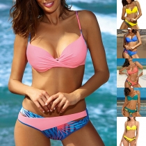Sexigt kontrast-färgtryckt 2-delad bikini ensemble
