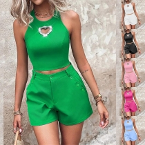 Moderiktigt tvådelat set med framskuren crop-top och shorts