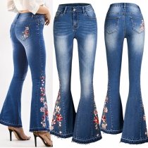 Vintage blommiga broderier Frayed Hemline Flare Gammaldags tvättade jeans