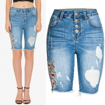 Gatumode Blommor Broderade Distressed Fransade Kant Knappade Tight Denimshorts
