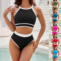 Sexig tvåfärgad bikini med halterneck-top och höga trosor