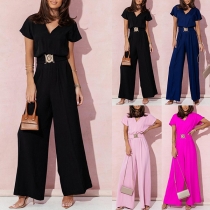 Stylish V-ringad kortärmad jumpsuit med vida ben och skärp