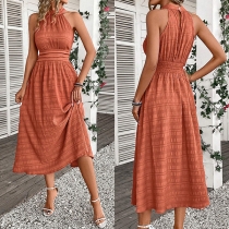 Ärmlös hög midi-klänning med halterneck-design