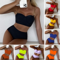 Sexig tvådelad bikinitopp med kedjedetalj och höga bikinitrosor