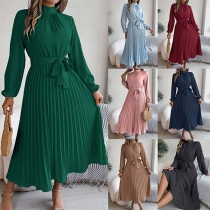 Enfärgad Mode Mock Neck Långärmad Klänning med Självknytande Midja och Veck