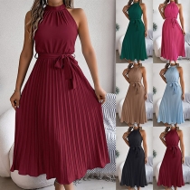 Elegant enfärgad Mock Neck Ärmlös knyt midja plisserad klänning