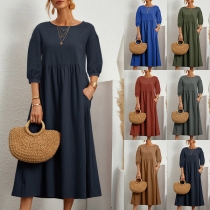 Casual enfärgad rund hals klänning med armbågsärmar och sidofickor