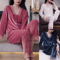 Sexig spetsdetaljerad sammet tvådelat loungewear-set med v-ringad skjorta och raka byxor